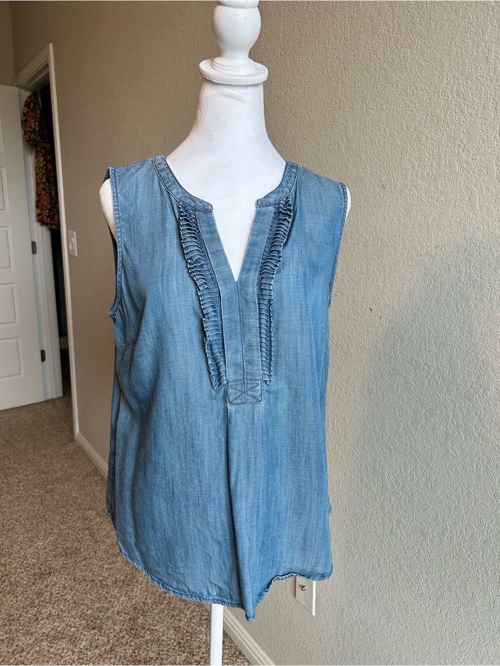 TALBOTS Sleeveless Chambray Denim Tencel Split- neck Top Size M